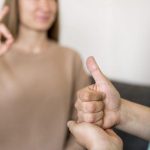 WiMBP w Rzeszowie otwiera się na osoby głuche. Placówka uruchamia usługę tłumacza języka migowego online