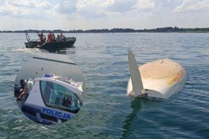Żaglówka przewróciła się na Jeziorze Tarnobrzeskim. Czteroosobowa załoga za burtą [ZDJĘCIA]