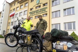 Zawodowo nosi mundur, w wolnym czasie przywraca do życia zabytkowe, polskie motocykle. Funkcjonariusz SG z nietypową pasją