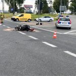 Zderzenie skutera z osobówką. Ranny kierowca jednośladu trafił do szpitala