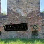 Zdewastowali synagogę i pomnik. „W ślady nazistów idą polscy wandale”