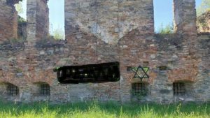 Zdewastowali synagogę i pomnik. „W ślady nazistów idą polscy wandale”