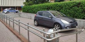 Zjechał na parking… schodami? O tym będą długo opowiadać w rzeszowskiej komendzie