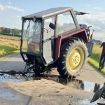 Ciągnik rozpadł się na części po zderzeniu z osobówką. Rannego zabrał śmigłowiec LPR [ZDJĘCIA]