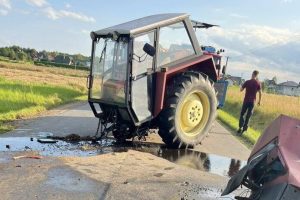 Ciągnik rozpadł się na części po zderzeniu z osobówką. Rannego zabrał śmigłowiec LPR [ZDJĘCIA]