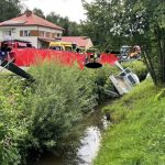 Nietrzeźwy kierowca wpadł dostawczakiem do potoku. Jeden z pasażerów nie żyje