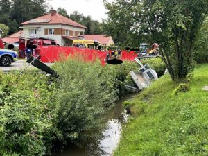 Nietrzeźwy kierowca wpadł dostawczakiem do potoku. Jeden z pasażerów nie żyje