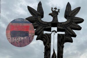 Pomnik „Rzeź Wołyńska” na Podkarpaciu zniszczony. Pojawił się napis „Sława UPA” [ZDJĘCIA]
