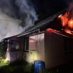 Pożar domu w Bratkowicach. Ogień objął cały budynek [ZDJĘCIA]