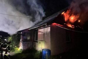Pożar domu w Bratkowicach. Ogień objął cały budynek [ZDJĘCIA]