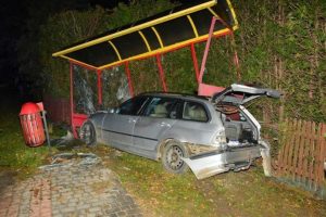 17-latek za kierownicą BMW potrącił pieszego i uciekł. Nie miał prawa jazdy [ZDJĘCIA]