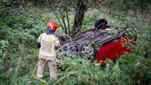 Auto dachowało po zderzeniu z autobusem. Groźny wypadek na DW896