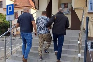 Brutalny atak na przystanku autobusowym. Pijani mężczyźni napadli na kobiety