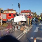 Groźna kolizja w Rzeszowie, samochód przewrócił się na bok. 28-latek zignorował czerwone światło [ZDJĘCIA]