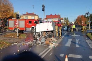 Groźna kolizja w Rzeszowie, samochód przewrócił się na bok. 28-latek zignorował czerwone światło [ZDJĘCIA]