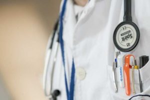 Ma 92 lata i ciągle leczy pacjentów. Dr Zbigniew Wlazło od 23 lat działa jako wolontariusz