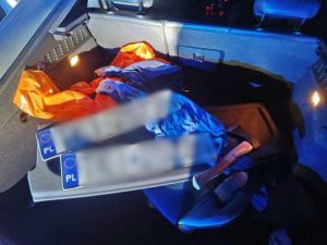 Nocny pościg policji za sportowym audi. Policjanci pokazali film z gonitwy
