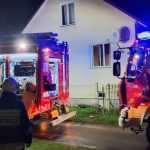 Nocny pożar domu w Starej Wsi. Trzy osoby trafiło do szpitala