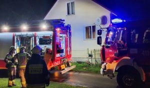 Nocny pożar domu w Starej Wsi. Trzy osoby trafiło do szpitala