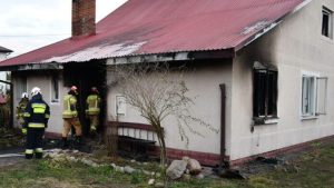 Ogień zajął parter domu. Strażacy znaleźli ciało 48-letniego mężczyzny