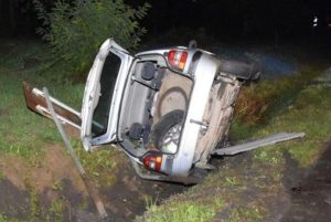 Pijany recydywista znowu wsiadł za kierownicę. Auto wylądowało w rowie [ZDJĘCIA]