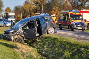 Poważny wypadek na DW984. Cztery osoby ranne po zderzeniu opla z dostawczakiem [ZDJĘCIA]