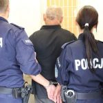 Psychicznie i fizycznie znęcał się nad rodziną i uderzył policjantów… kotem