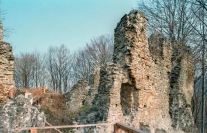 Trwają prace archeologiczne na Zamku Sobień. Turystyczna perła Podkarpacia odzyska blask [ZDJĘCIA]