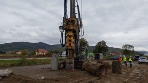 Wbijają pale pod 37 obiektów inżynieryjnych. Najtrudniejsze odcinki S19 właśnie wchodzą w ziemię