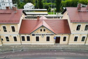 Zabytkowy dworzec kolejowy na Podkarpaciu walczy o tytuł „Dworzec Roku 2025” [ZDJĘCIA]