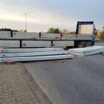 Zaskakująca sytuacja na DK9. Betonowe płyty spadły z ciężarówki na rondzie
