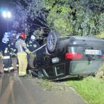Zjechał z drogi i dachował. 29-letni kierowca audi z obrażeniami trafił do szpitala