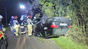 Zjechał z drogi i dachował. 29-letni kierowca audi z obrażeniami trafił do szpitala