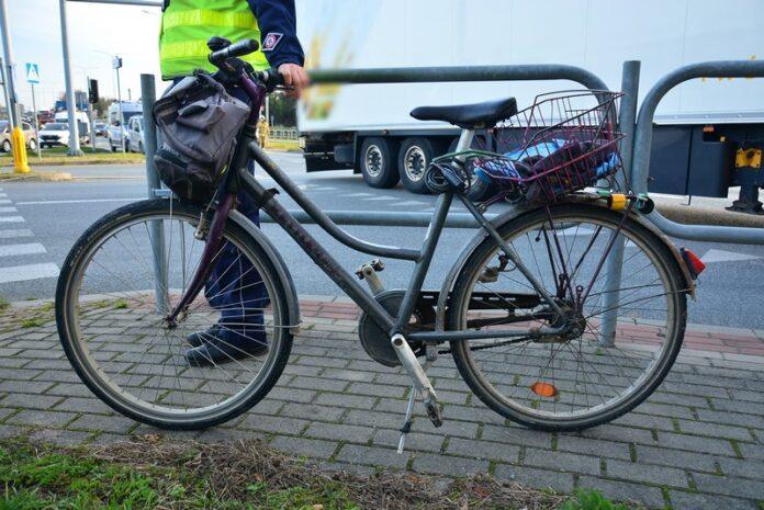 81-latek-na-rowerze-i-ciezarowka-3 81-letni rowerzysta trafił do szpitala po wypadku z udziałem ciężarówki