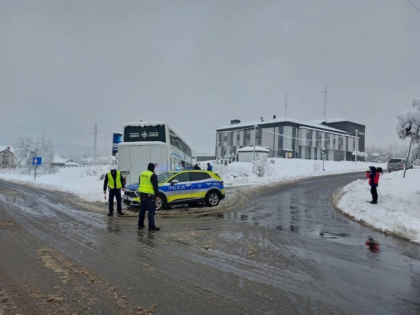 Autobus z ponad 30 pasażerami wjechał do rowu. Akcja trwała kilka godzin
