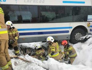 Autobus z ponad 30 pasażerami wjechał do rowu. Akcja trwała kilka godzin