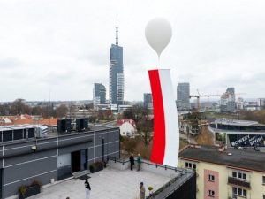 Balon z 20-metrową biało-czerwoną flagą wzniósł się już w rzeszowskie powietrze