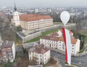 Biało-czerwona flaga ponownie poszybuje nad Rzeszowem [WIDEO]