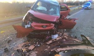 Czołowe zderzenie na drodze krajowej nr 77 na Podkarpaciu. Trzy osoby trafiły do szpitala [ZDJĘCIA]