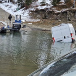 Dostawczak w Jeziorze Solińskim. Internauci snują teorie - nikt nie trafił [ZDJĘCIA]