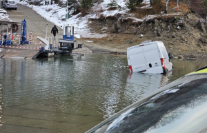 Dostawczak w Jeziorze Solińskim. Internauci snują teorie - nikt nie trafił [ZDJĘCIA]