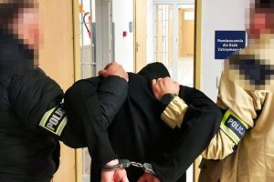 "Fałszywy policjant" zatrzymany tuż po wyłudzeniu. Okradł 87-letnią kobietę na kilka tysięcy złotych [WIDEO]