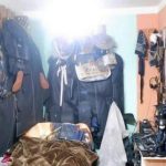 Internauci publikują zdjęcia pokoju 46-latka, który zginął podczas strzelaniny w Sanoku. Pełno zbroi i broni