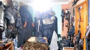 Internauci publikują zdjęcia pokoju 46-latka, który zginął podczas strzelaniny w Sanoku. Pełno zbroi i broni