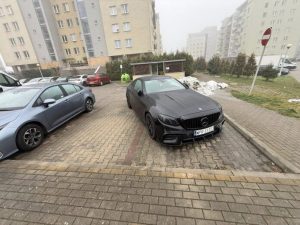 "Internetowym konfidentom życzę awansu". Właściciel fury tłumaczy, dlaczego zajmuje dwa miejsca