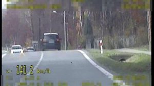Jechał 141 km/h w terenie zabudowanym i stracił prawo jazdy. Grupa SPEED w akcji [WIDEO]