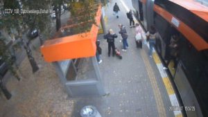 Jechały hulajnogą, potrąciły pieszą na Dąbrowskiego i uciekły. Policja poszukuje dwóch kobiet [ZDJĘCIA, WIDEO]