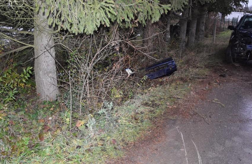 Ledwo dostał prawo jazdy, a już zaliczył spotkanie z drzewem. Mogło skończyć się tragedią