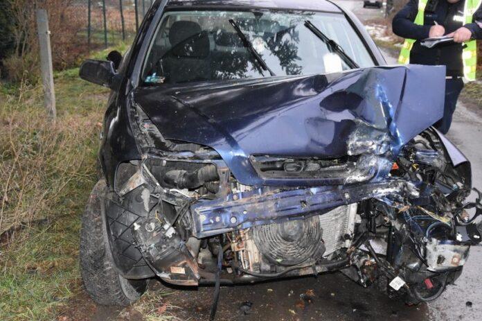 Ledwo dostał prawo jazdy, a już zaliczył spotkanie z drzewem. Mogło skończyć się tragedią