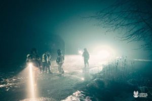Mgła stojąca za katastrofą śmigłowca wciąż nad Podkarpaciem. Ostrzeżenie meteo [ZDJĘCIA Z AKCJI RATOWNICZEJ]